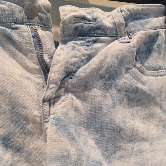 Light wash denim shorts - Picture 2 of 3
